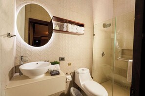 Business Single Room | Bathroom | Bathtub, towels, toilet paper - L Aurora Inn    (Guatemala City)