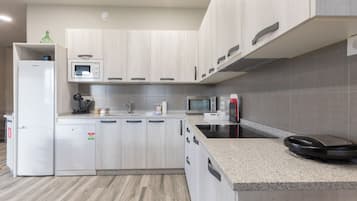 Refrigerador, microondas, lavavajillas y cafetera y tetera