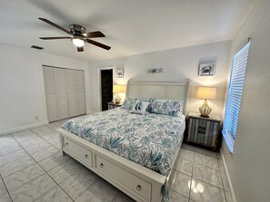 3 habitaciones, tabla de planchar con plancha y cuna de viaje