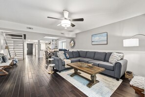 Smart TV - 29 Sailmaster: Stunning Open Floorplan, Free Pool and Bikes. Sleeps 4 (Hilton Head Island)