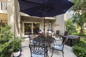 Outdoor dining - 29 Sailmaster: Stunning Open Floorplan, Free Pool and Bikes. Sleeps 4 (Hilton Head Island)