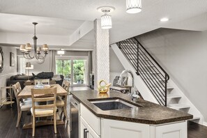Interior - 29 Sailmaster: Stunning Open Floorplan, Free Pool and Bikes. Sleeps 4 (Hilton Head Island)