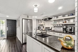 Kühlschrank, Mikrowelle, Herdplatte, Geschirrspüler