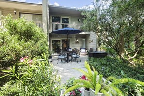 Outdoor dining - 29 Sailmaster: Stunning Open Floorplan, Free Pool and Bikes. Sleeps 4 (Hilton Head Island)