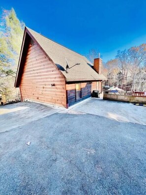 Property grounds - Make memories at Dreamweaver season pool, gameroom (Pigeon Forge)