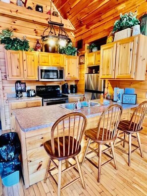 Fridge, microwave, oven, stovetop - Make memories at Dreamweaver season pool, gameroom (Pigeon Forge)