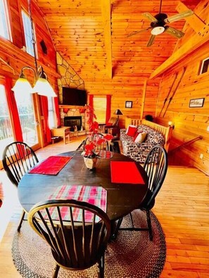 TV, fireplace - Make memories at Dreamweaver season pool, gameroom (Pigeon Forge)