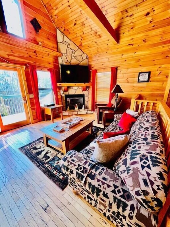 TV, fireplace - Make memories at Dreamweaver season pool, gameroom (Pigeon Forge)