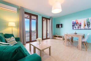 套房, 1 間臥室, 海景 | 起居區 | 32-吋平面電視、衛星頻道、電視