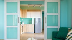 Et moderne køkken med træskabe og et stålkøleskab.