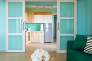 Una cocina moderna con armarios de madera y un refrigerador de acero inoxidable.