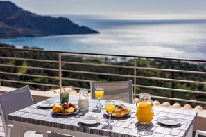 Suite supérieure, 1 chambre, vue sur la mer | Vue du balcon