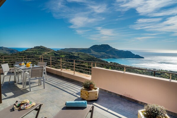 高級套房, 1 間臥室, 海景 | 客房內保險箱、遮光布/窗簾、熨斗/熨衣板、免費無線上網