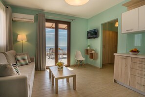 高級套房, 1 間臥室, 海景 | 起居區 | 32-吋平面電視、衛星頻道、電視