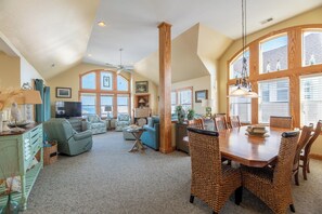 Dining - The Watch Tower - KDH MP 6.5, Ocean View, 12 Yds to Beach, Pool, Hot Tub, Tiki Bar, Flex Stays (Kill Devil Hills)