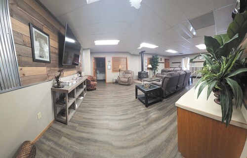 Labrador Lodge! Relax and enjoy! 4 main + add-on bedrooms and gathering room