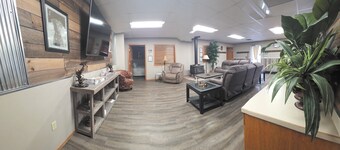 Labrador Lodge! Relax and enjoy! 4 main + add-on bedrooms and gathering room