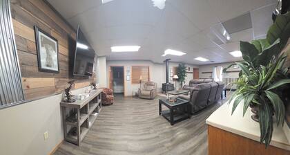 Labrador Lodge! Relax and enjoy! 4 main + add-on bedrooms and gathering room