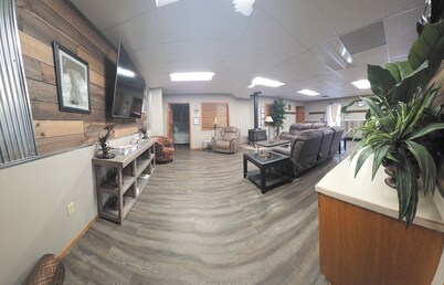 Labrador Lodge! Relax and enjoy! 4 main + add-on bedrooms and gathering room