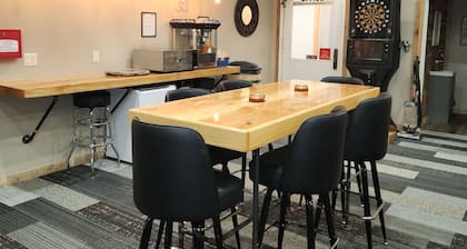 Labrador Lodge! Relax and enjoy! 4 main + add-on bedrooms and gathering room