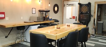 Labrador Lodge! Relax and enjoy! 4 main + add-on bedrooms and gathering room