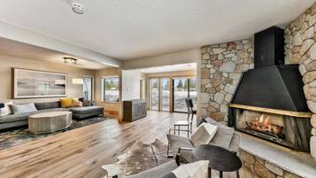 Älytelevisio, takka, työhuone