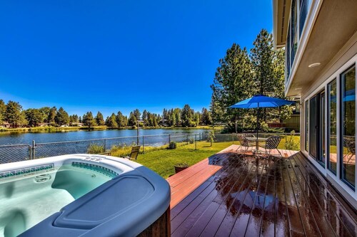 Waterfront Retreat - Keys, Dog Friendly, Hot Tub