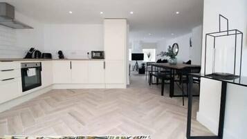 Kühlschrank, Mikrowelle, Ofen, Herdplatte