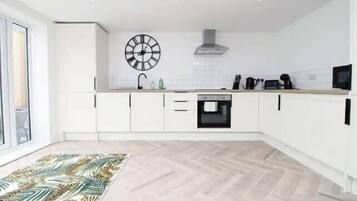 Kühlschrank, Mikrowelle, Ofen, Herdplatte