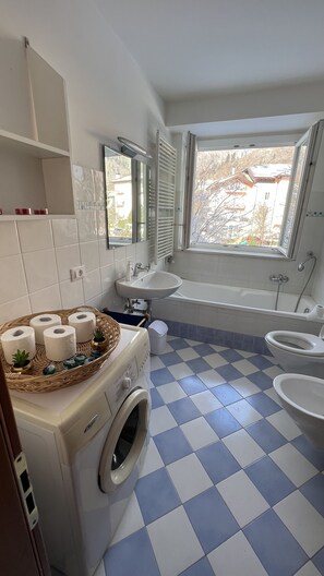 Een douche, een haardroger, een bidet, handdoeken