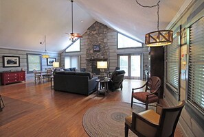 Smart TV, fireplace, video games, ping pong - Peace in the Pines at Deep Creek Beautiful Haven in Deep Creek Community. Close to GSMNP & Town! (Bryson City)