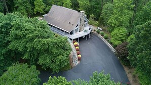 Un grand bâtiment d’un seul étage, doté d’un toit en pente et entouré d’une forêt dense.