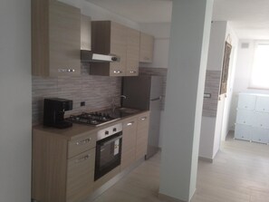 Appartamento City | Cucina privata | Forno, piano cottura, pentole/stoviglie/utensili, freezer