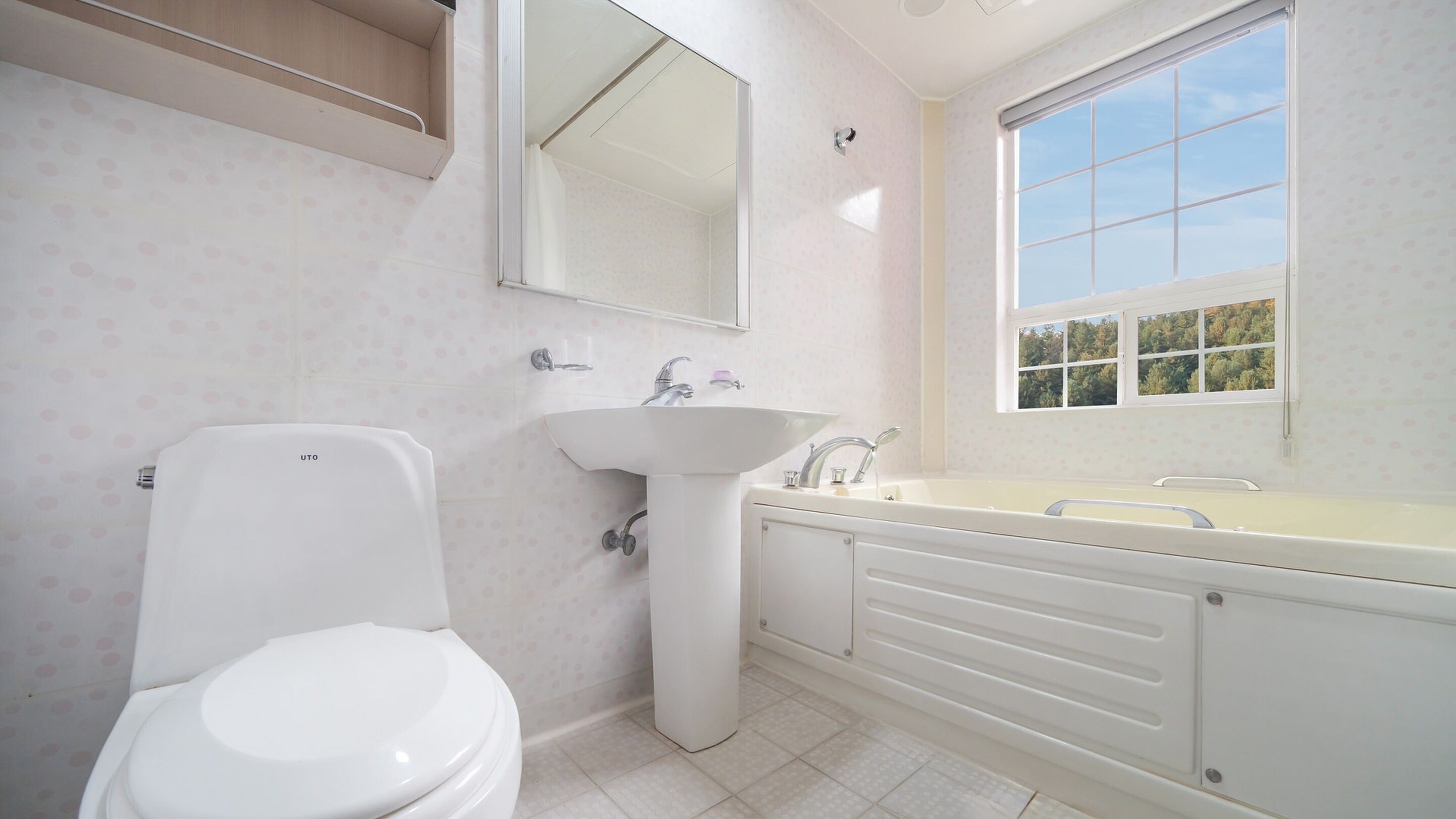 Une salle de bain avec des toilettes, un lavabo et une baignoire.