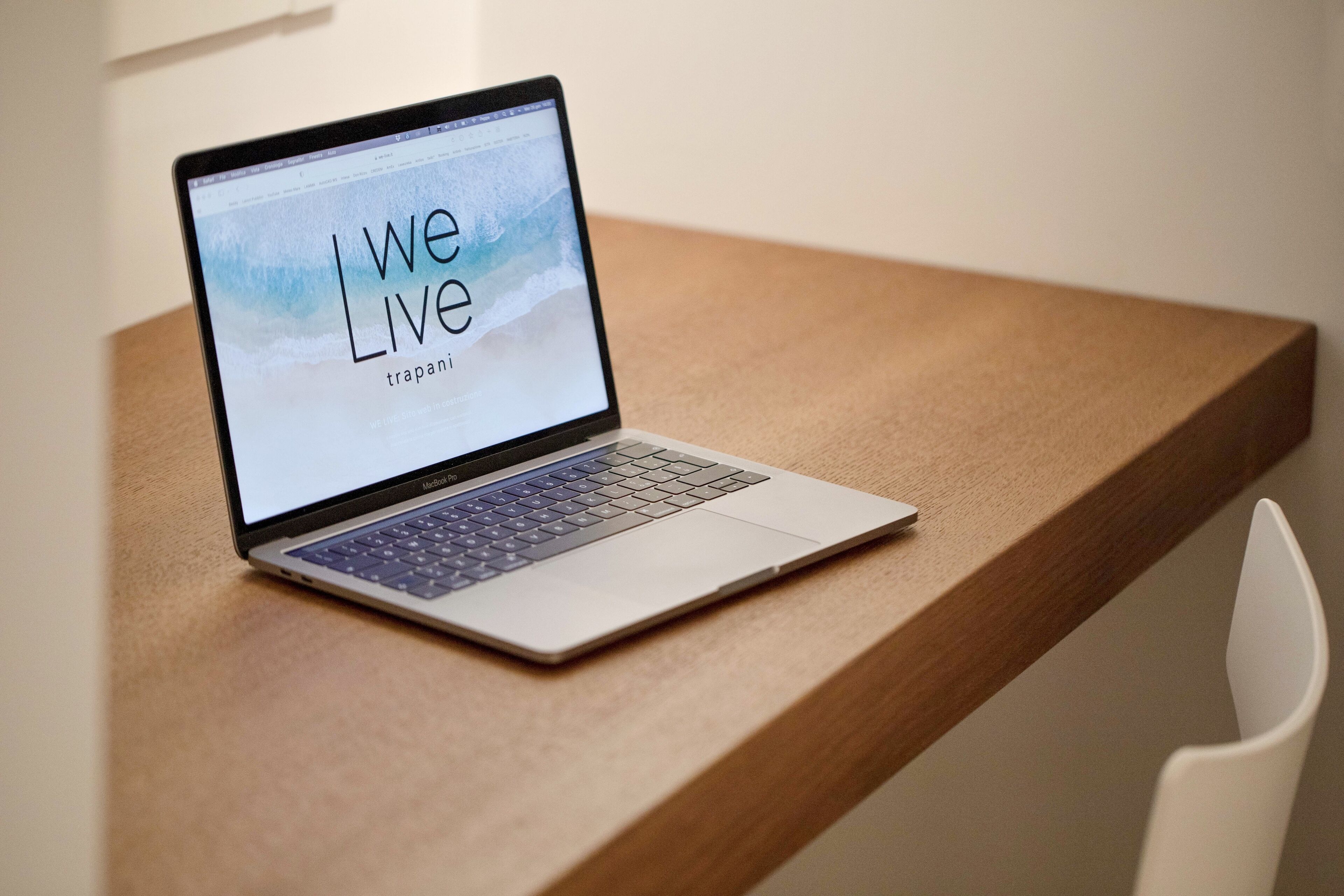 A laptop on a wooden desk with a message on the screen.