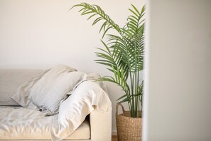 Appartement Premium, 2 chambres | Coin séjour | Télévision LED de 32 pouces avec chaînes numériques, télévision