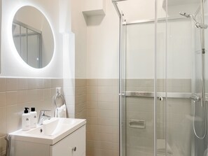 Comfort-Apartment | Badezimmer | Haartrockner, Handtücher, Toilettenpapier