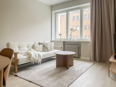 Central 1BR next to the park