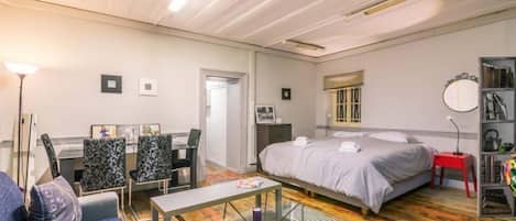 1 habitación, tabla de planchar con plancha, wifi y ropa de cama