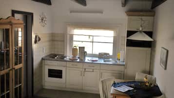 Microwave, oven, stovetop, cookware/dishes/utensils