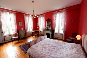 6 bedrooms, iron/ironing board, travel cot, WiFi