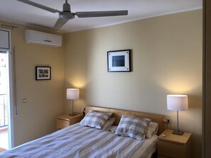 2 bedrooms, iron/ironing board, Internet, bed sheets - Apt Margarita In downtown Vilanova i la Geltru (Vilanova y la Geltrú)