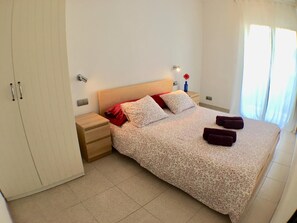 3 bedrooms, iron/ironing board, internet, bed sheets