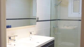 Baignoire, sèche-cheveux, serviettes fournies