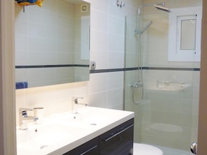 Bathtub, hair dryer, towels