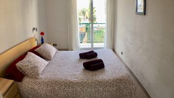 3 slaapkamers, een strijkplank/strijkijzer, internet, beddengoed