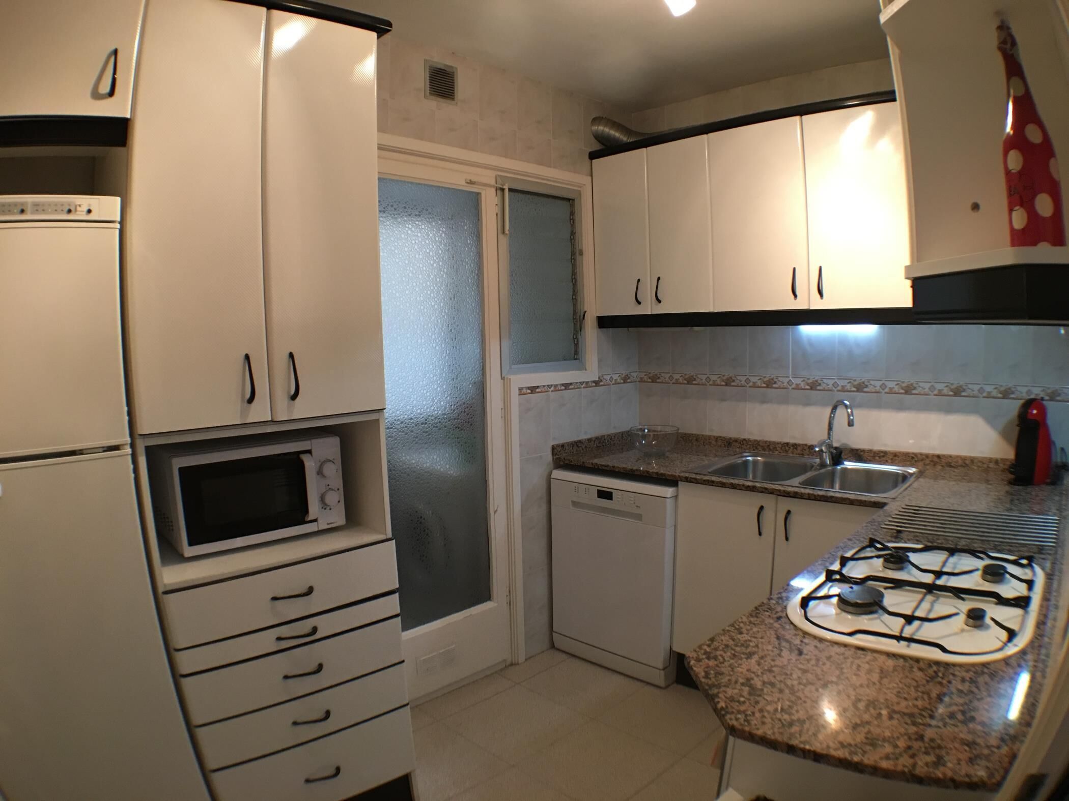 Frigorífico, microondas, horno y lavavajillas