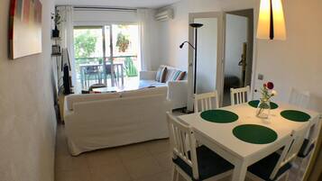 Una televisión, un reproductor de DVD, un reproductor estéreo