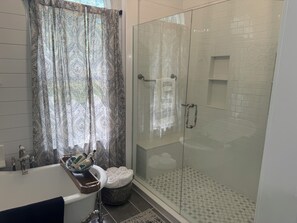 Shower, towels, soap - Augusta National LPGA AND Master’s Week Rental 5 miles from Augusta National (Augusta)