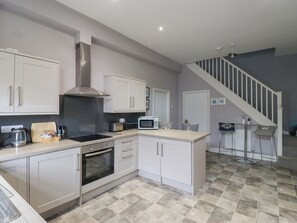 Cottage | Private kitchen | Fridge, dishwasher, electric kettle, toaster - Malcolm Miller House (Alnwick)